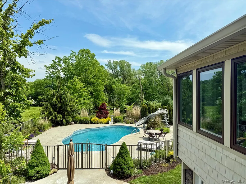 26 Bridle Lane Photo 1