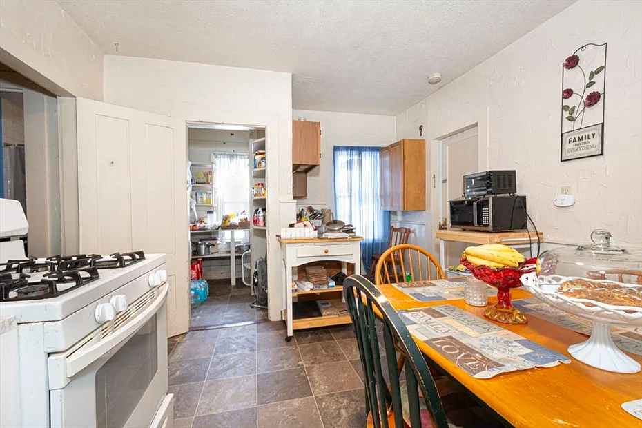 31 Neil  St. Photo 4