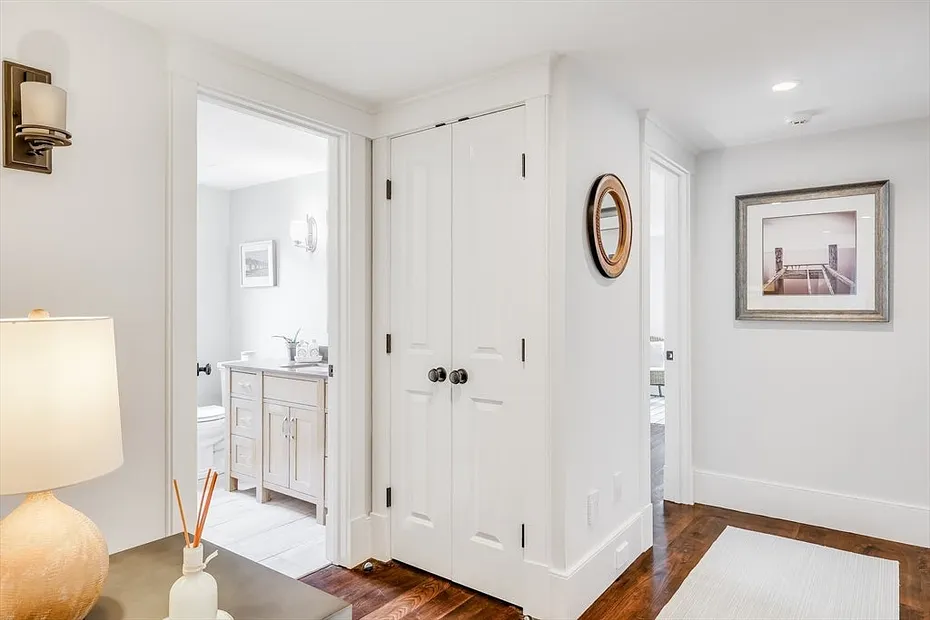 25 Glover Square Photo 27