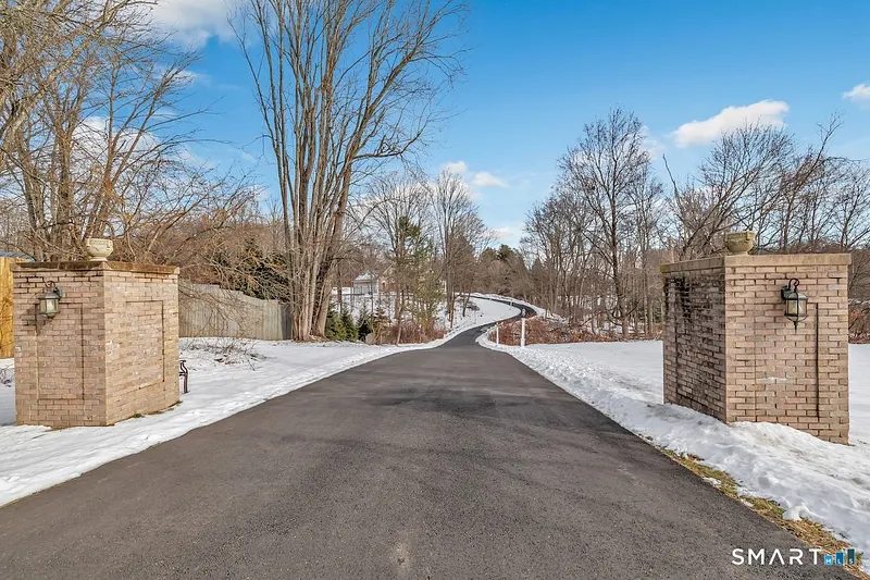 461 Amity Road Photo 1