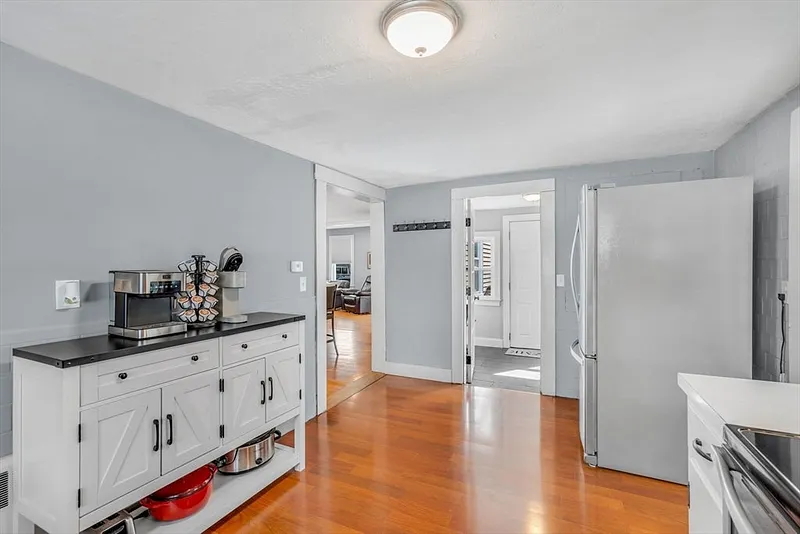 70 Pine St Photo 9