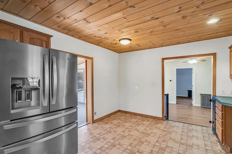 34 Pleasant St Photo 7