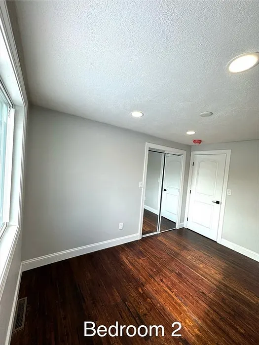 76 Foster St Photo 19