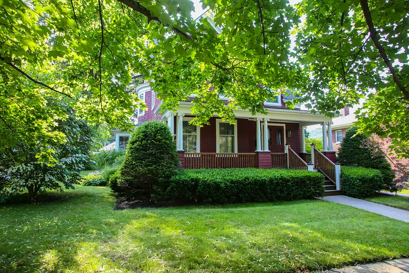 55 Marion Ave Photo 3