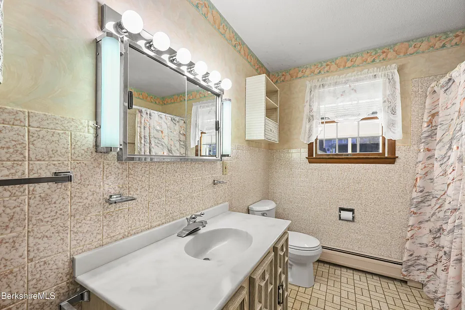 64 Devonshire Dr Photo 31