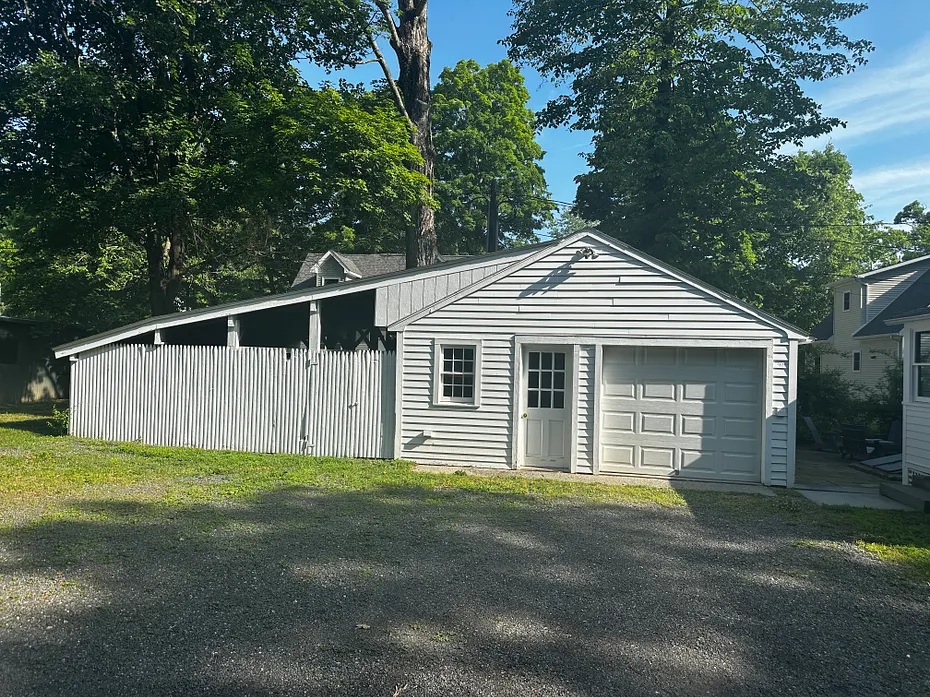 22 Under Mountain Road Photo 24