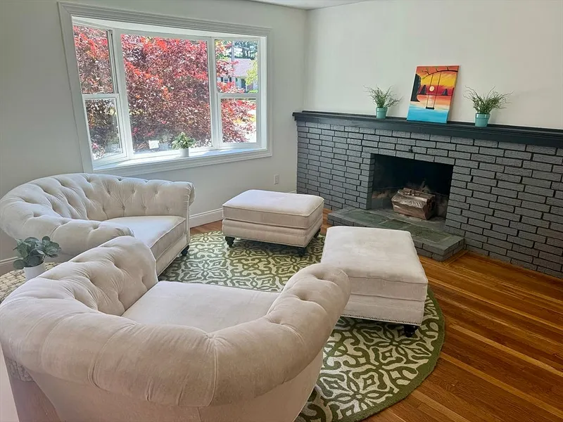 645 W Chestnut Street Photo 4
