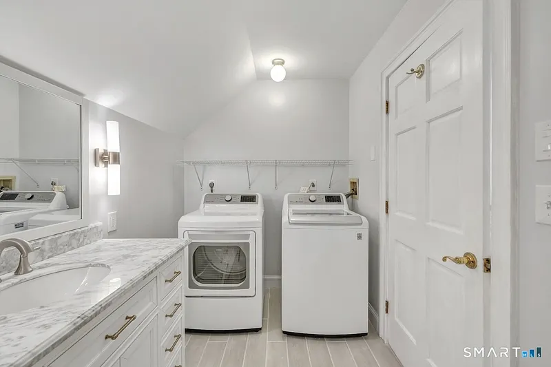 461 Amity Road Photo 32