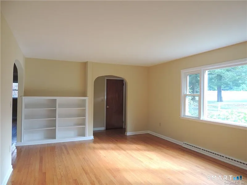 87 Hotchkiss Grove Road Photo 4