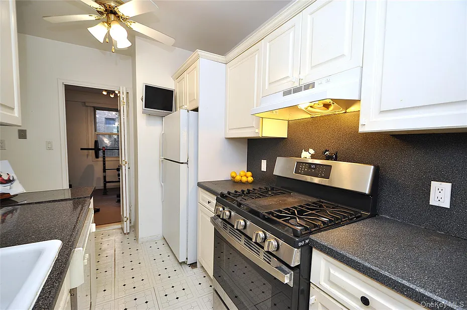 230 Garth Road  #3B1 Photo 16