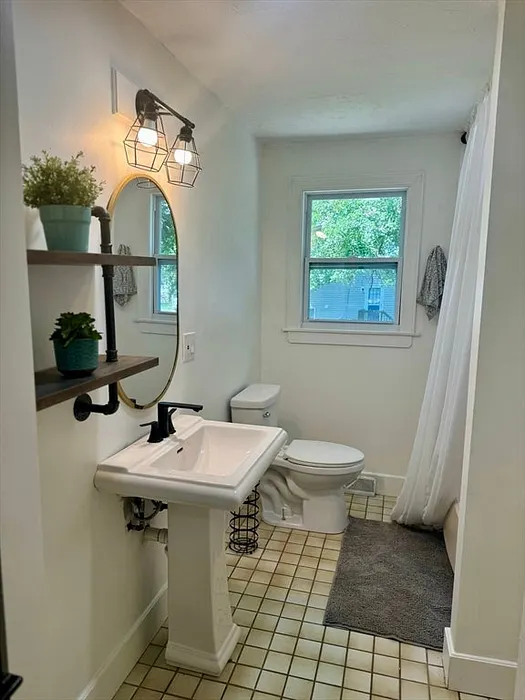 645 W Chestnut Street Photo 9
