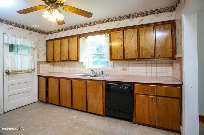 421 Elm St Photo 6