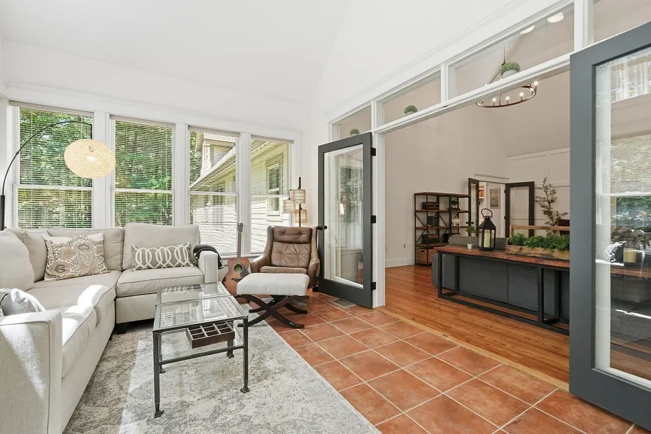 409 Henry St Photo 12