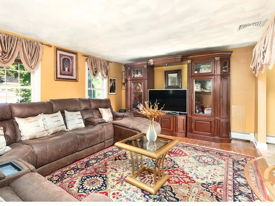90 Rowley Street Photo 3