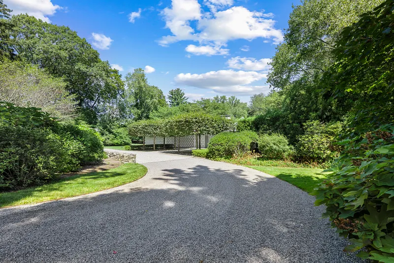 565 Oenoke Ridge Photo 1
