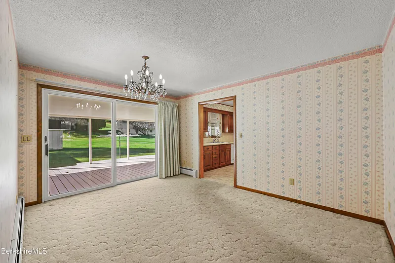 64 Devonshire Dr Photo 13