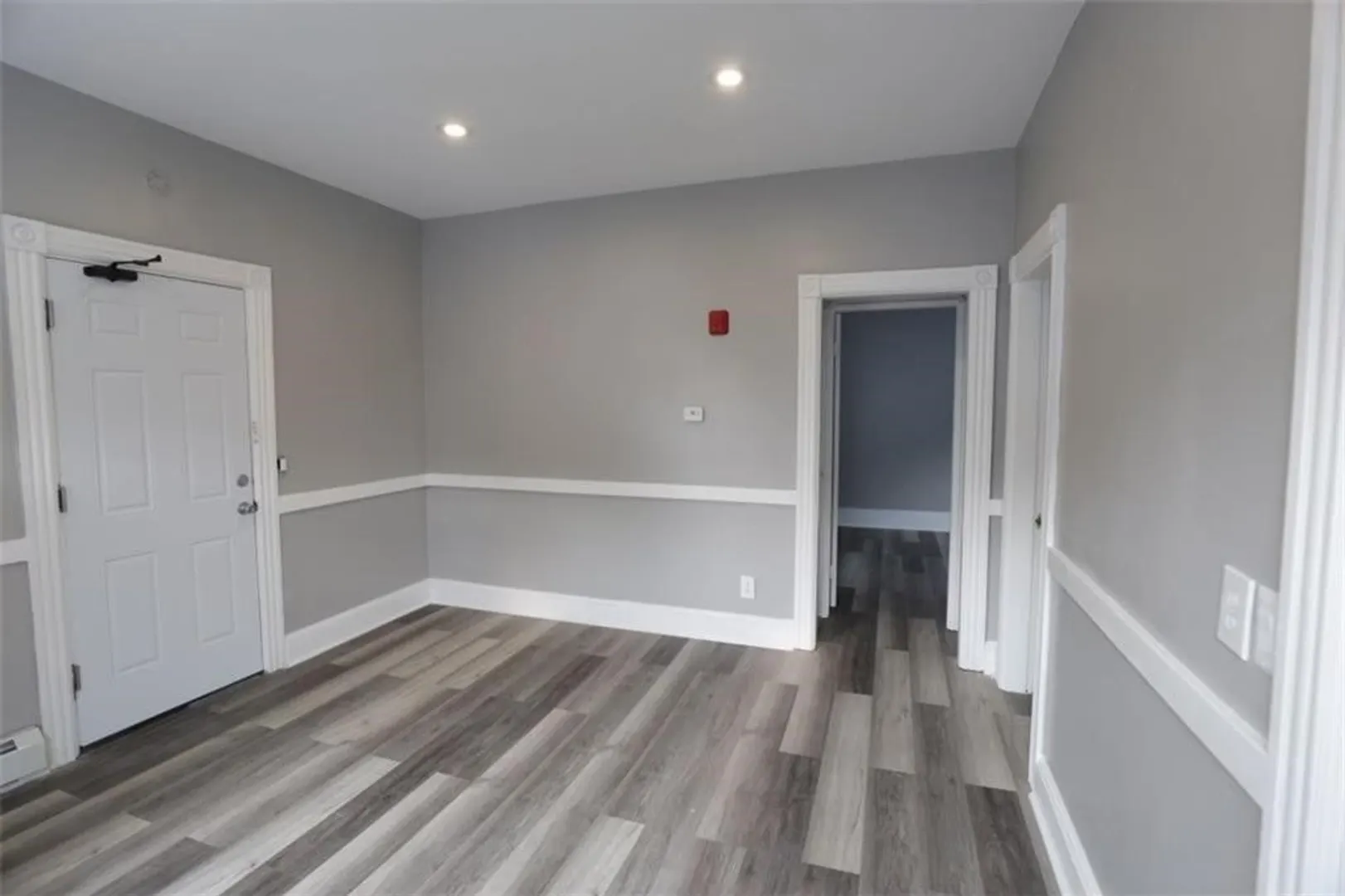 686 Broadway  #2R Photo 4