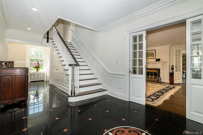 209 Beechmont Drive Photo 3