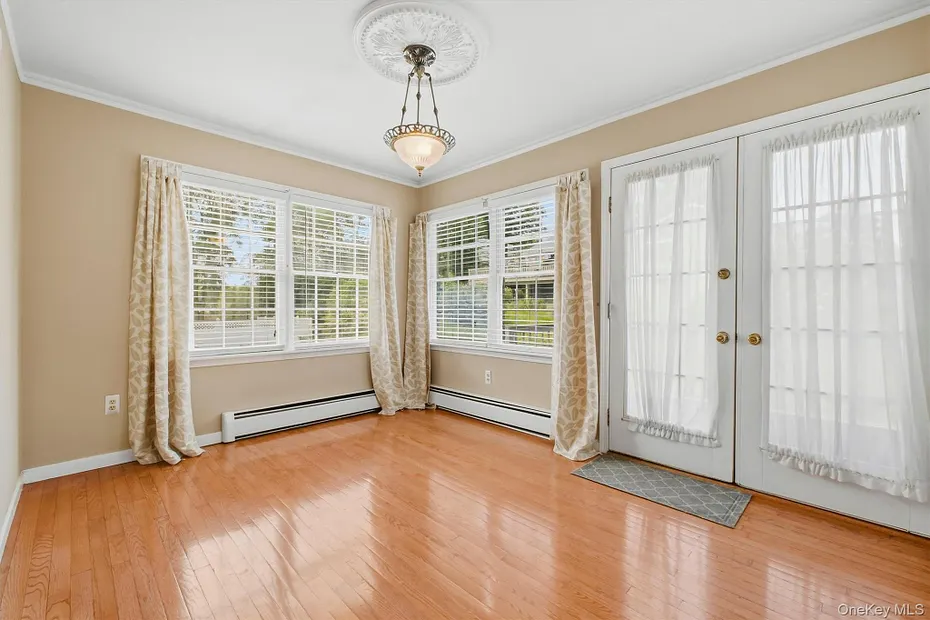 1069 Wolcott Avenue Photo 11