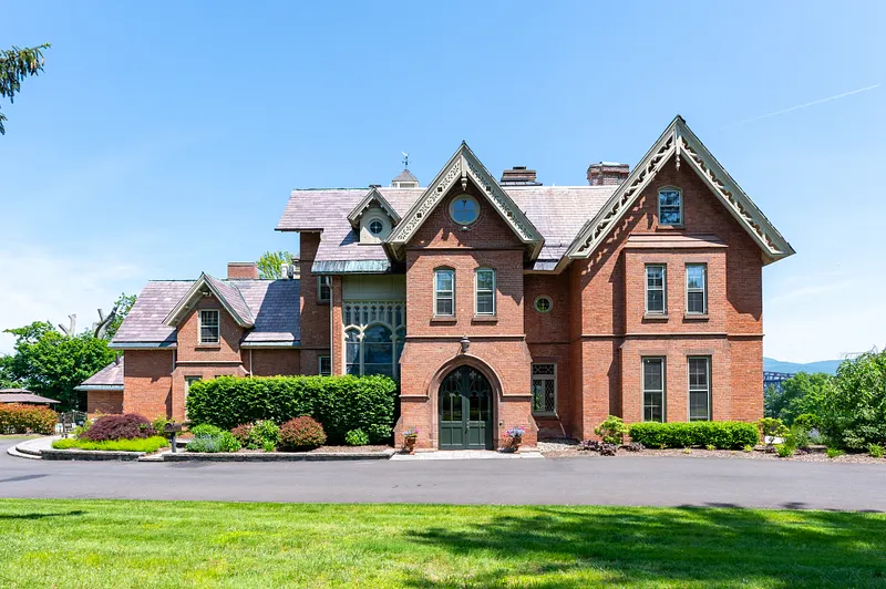 560 Grand Avenue Photo 3