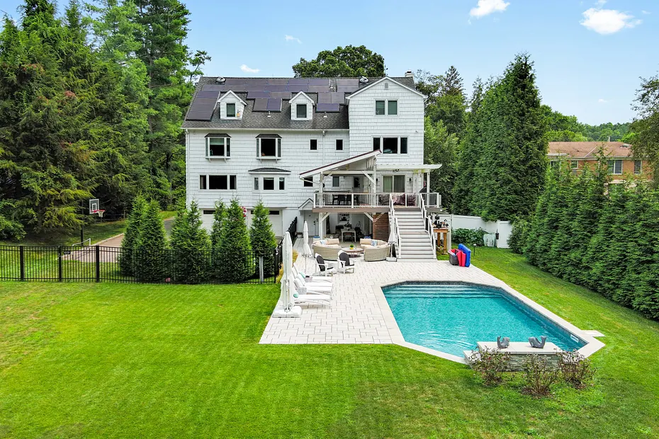 334 West Street Photo 1