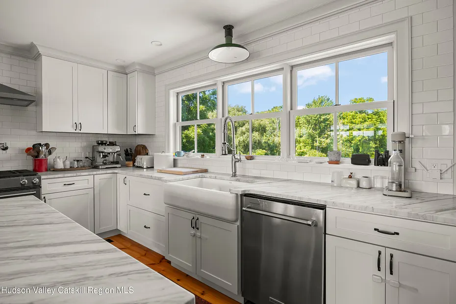 476 South Road Photo 9