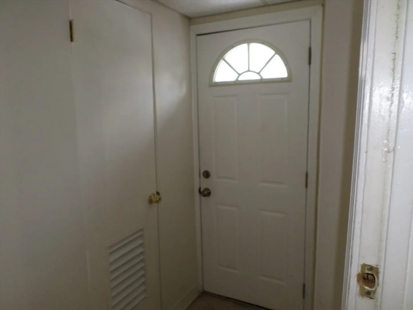 57 Bloomingdale St Photo 14
