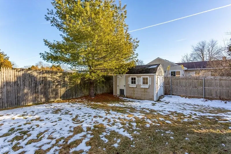 209 Denham Ave Photo 33
