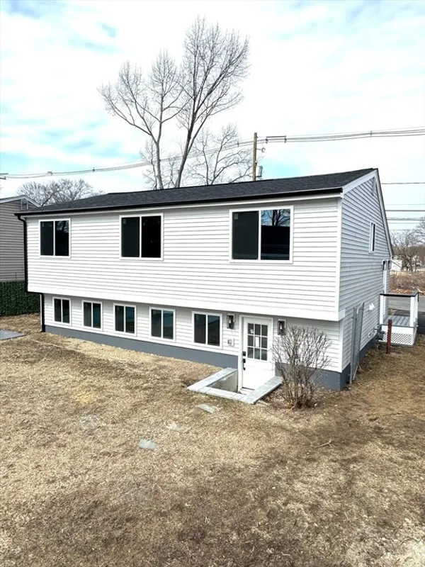 76 Foster St Photo 4