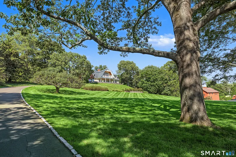 373 Boston Post Road Photo 2
