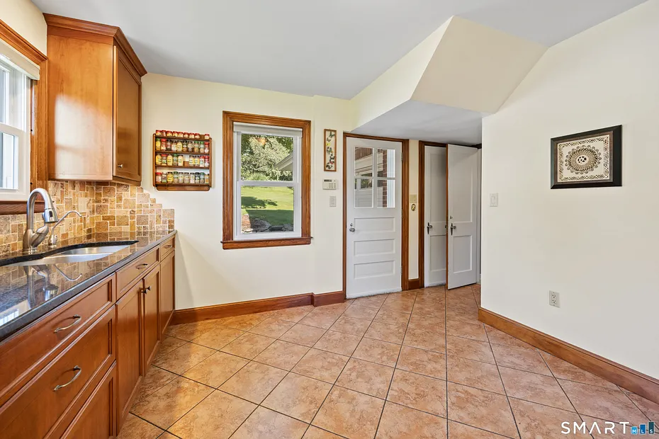 161 Upper State Street Photo 9