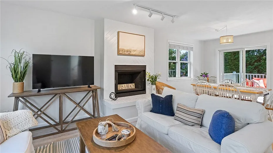 152 Tuckerman Avenue  #7 Photo 3