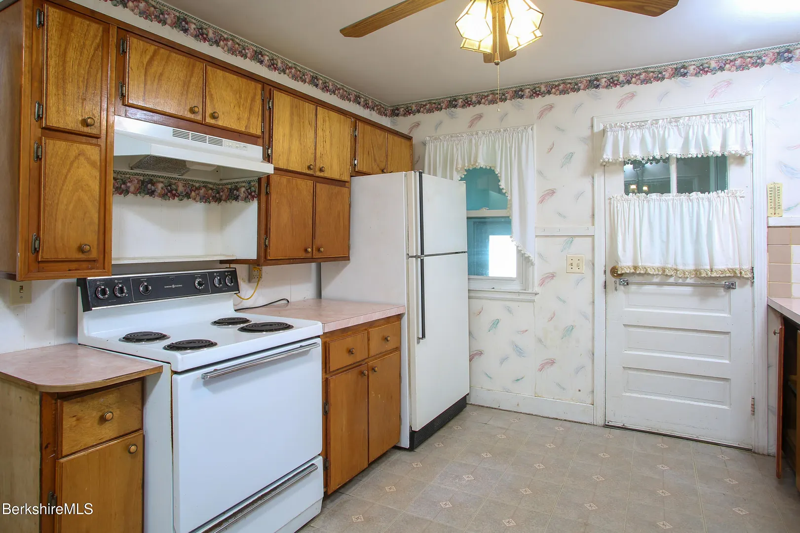 421 Elm St Photo 7