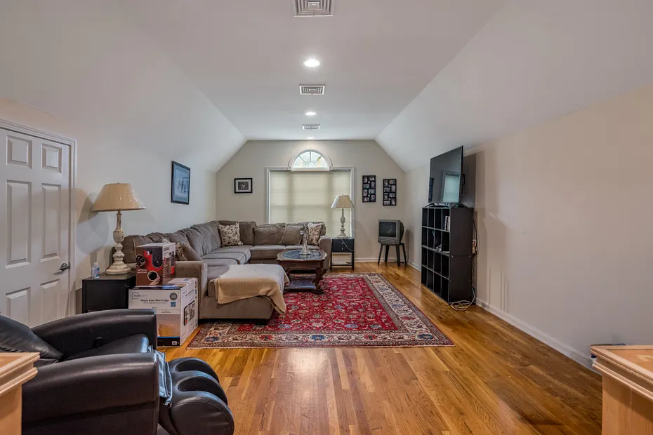 9 Pierpont Court Photo 26