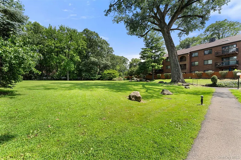 18 Bronxville Glen Drive  #3-12 Photo 33