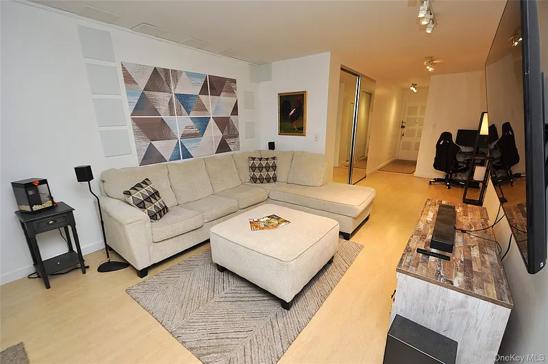 230 Garth Road  #3B1 Photo 8