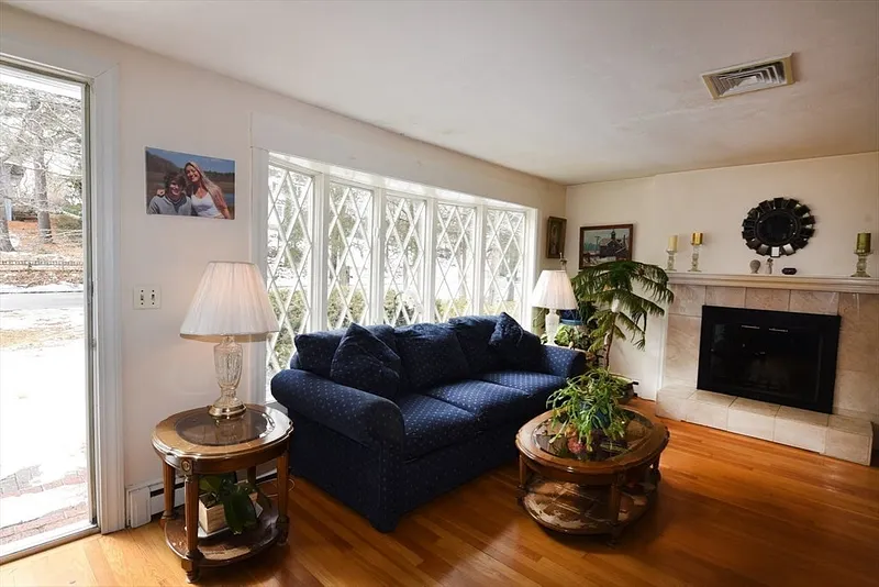 366 Webster St Photo 9