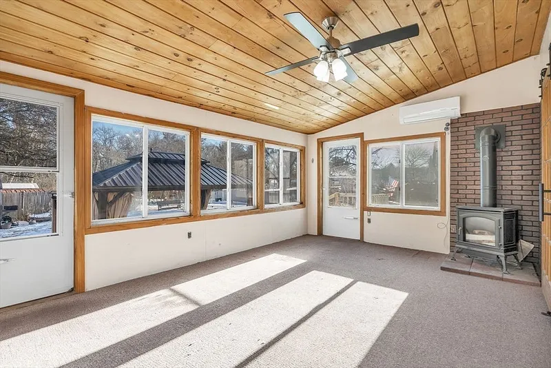 34 Pleasant St Photo 9