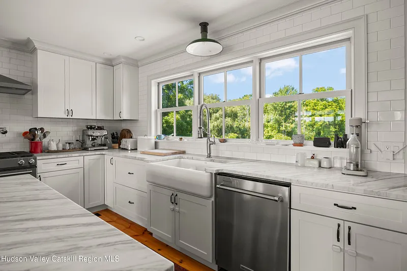 476 South Road Photo 9