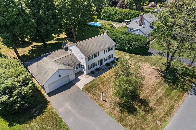 28 Pine Street Photo 2