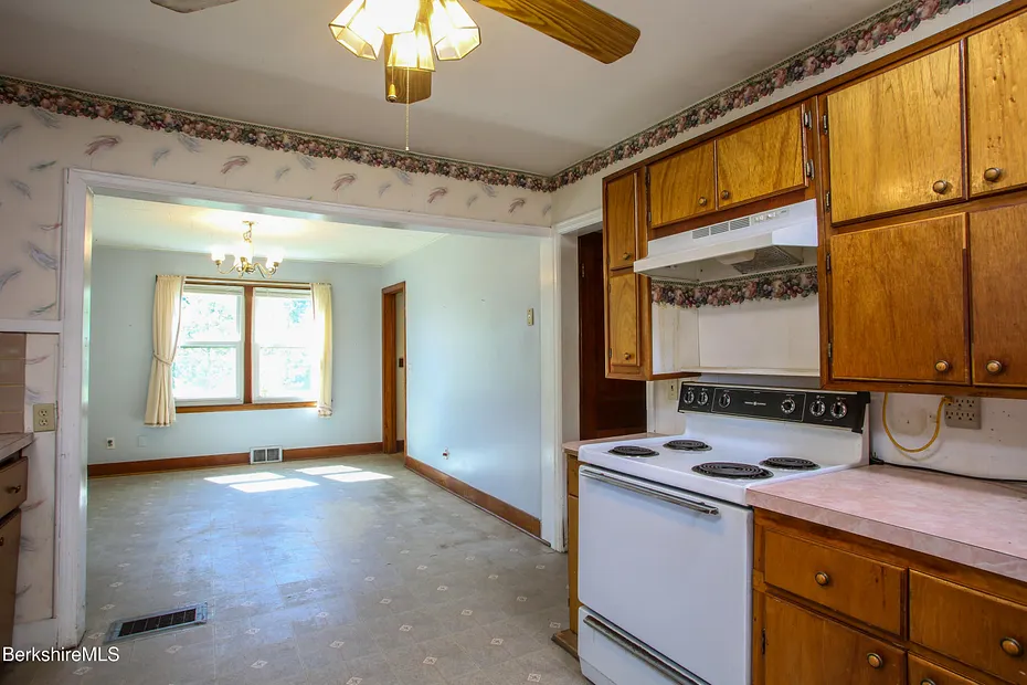 421 Elm St Photo 8