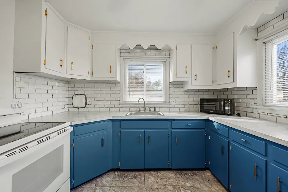 66 Roselyn Dr Photo 3