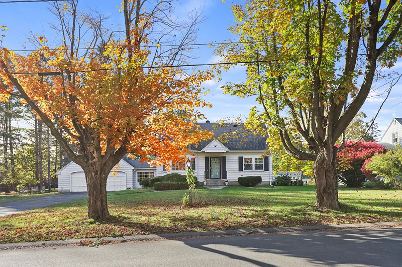 66 Roselyn Dr Photo 8