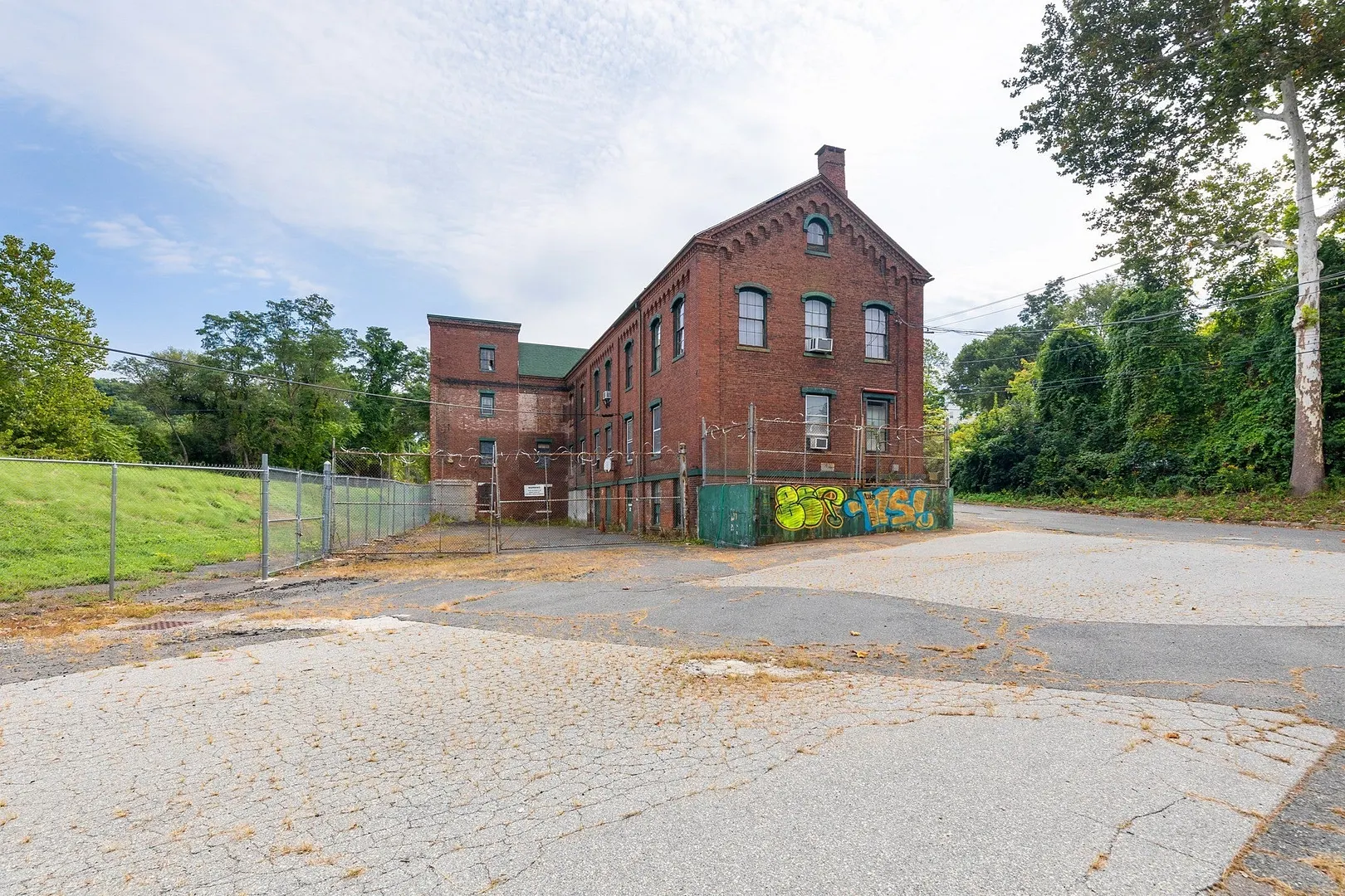 35 Lower Grape St Photo 7