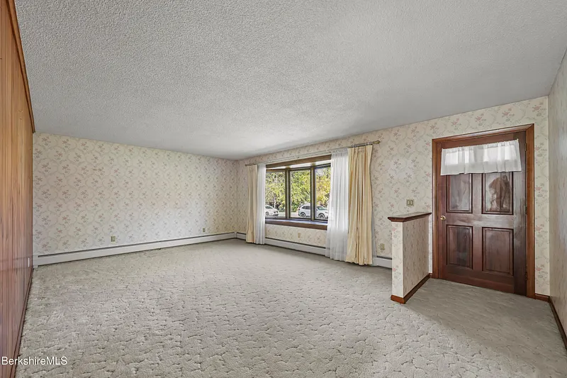 64 Devonshire Dr Photo 7