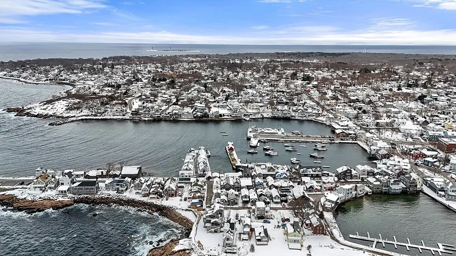 52 Bearskin Neck Photo 31