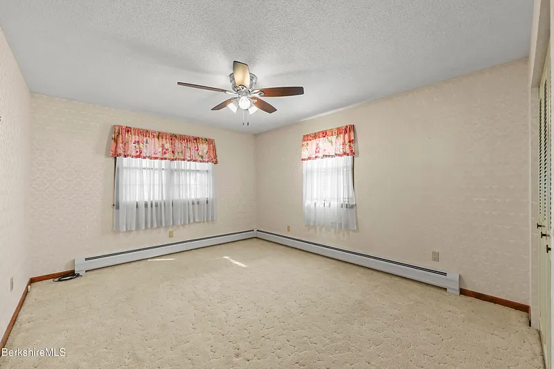 64 Devonshire Dr Photo 29