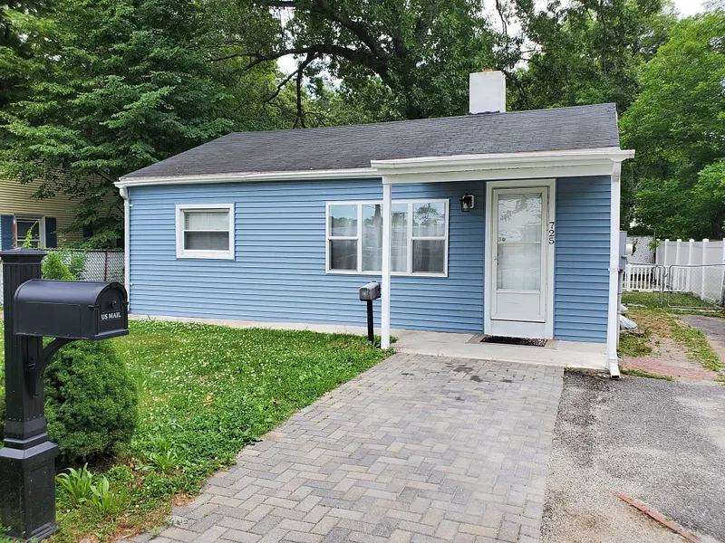 725 Bay St Photo 1