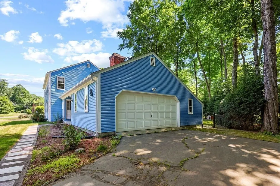 84 Brewster Rd Photo 3