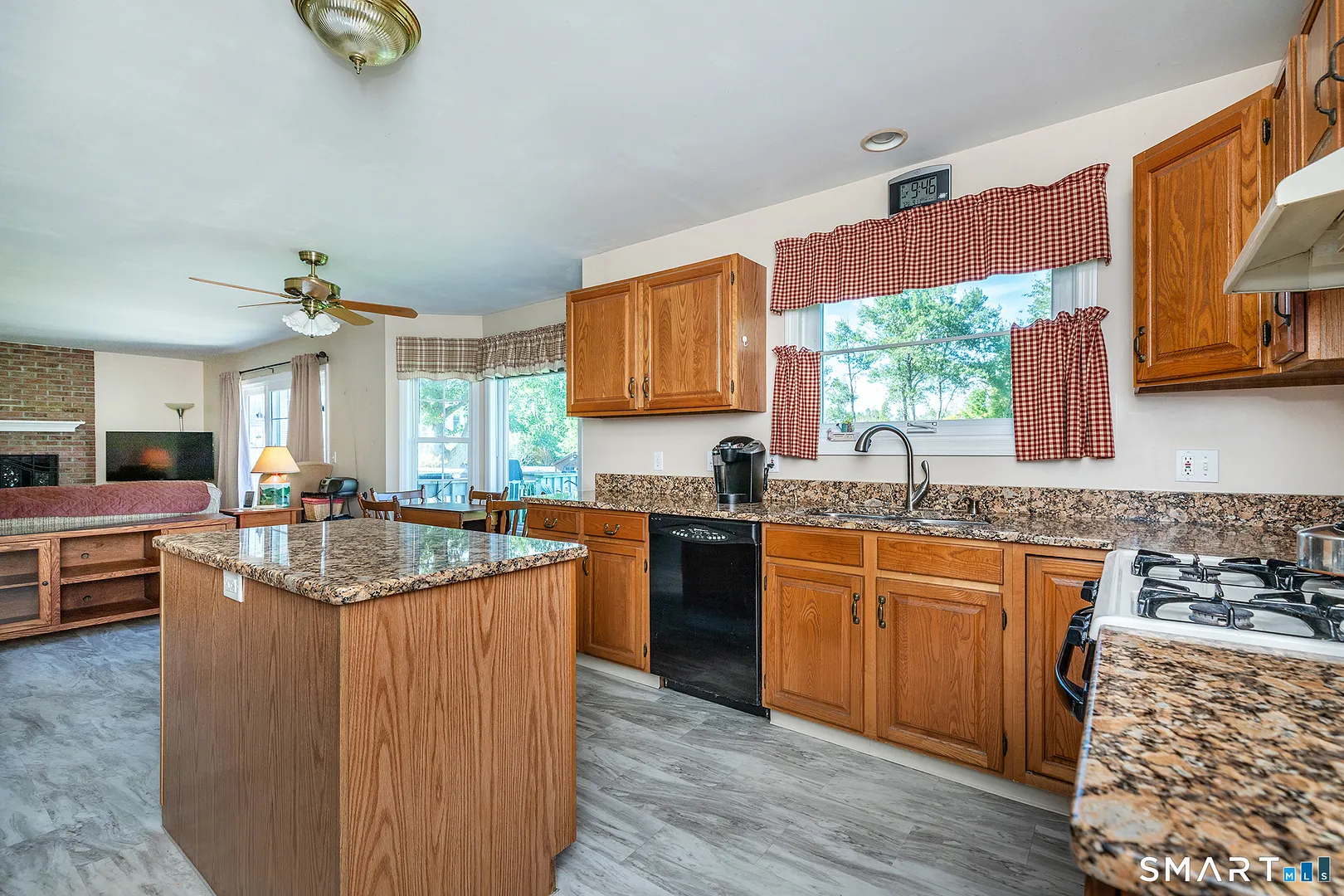 240 Beach Street Photo 8
